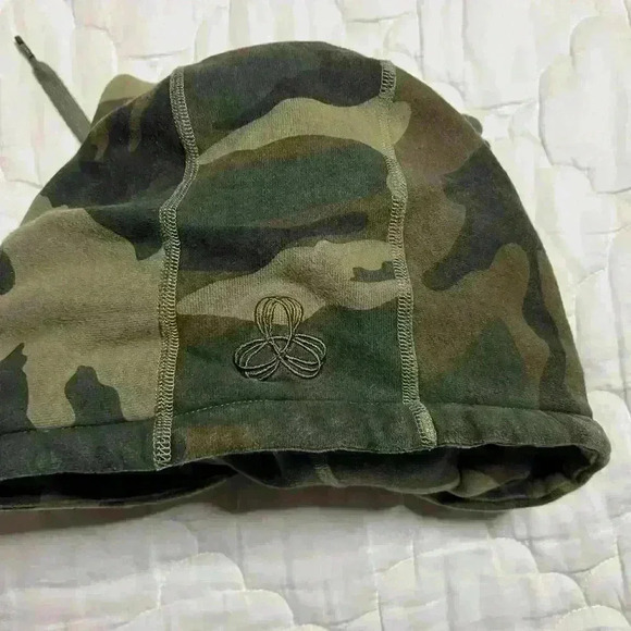 TNA GREEN CAMO HOODIE size  S - Picture 4 of 9